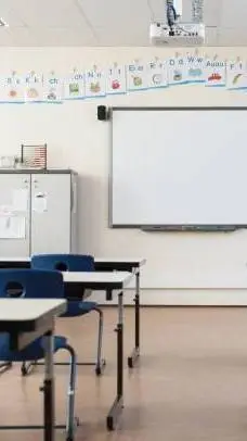 ai character: 4 IQ Classroom background