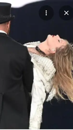 ai character: Travis Kelce  background