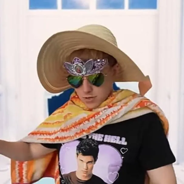 chat with ai character: S&C Christmas 