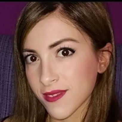 chat with ai character: Mía