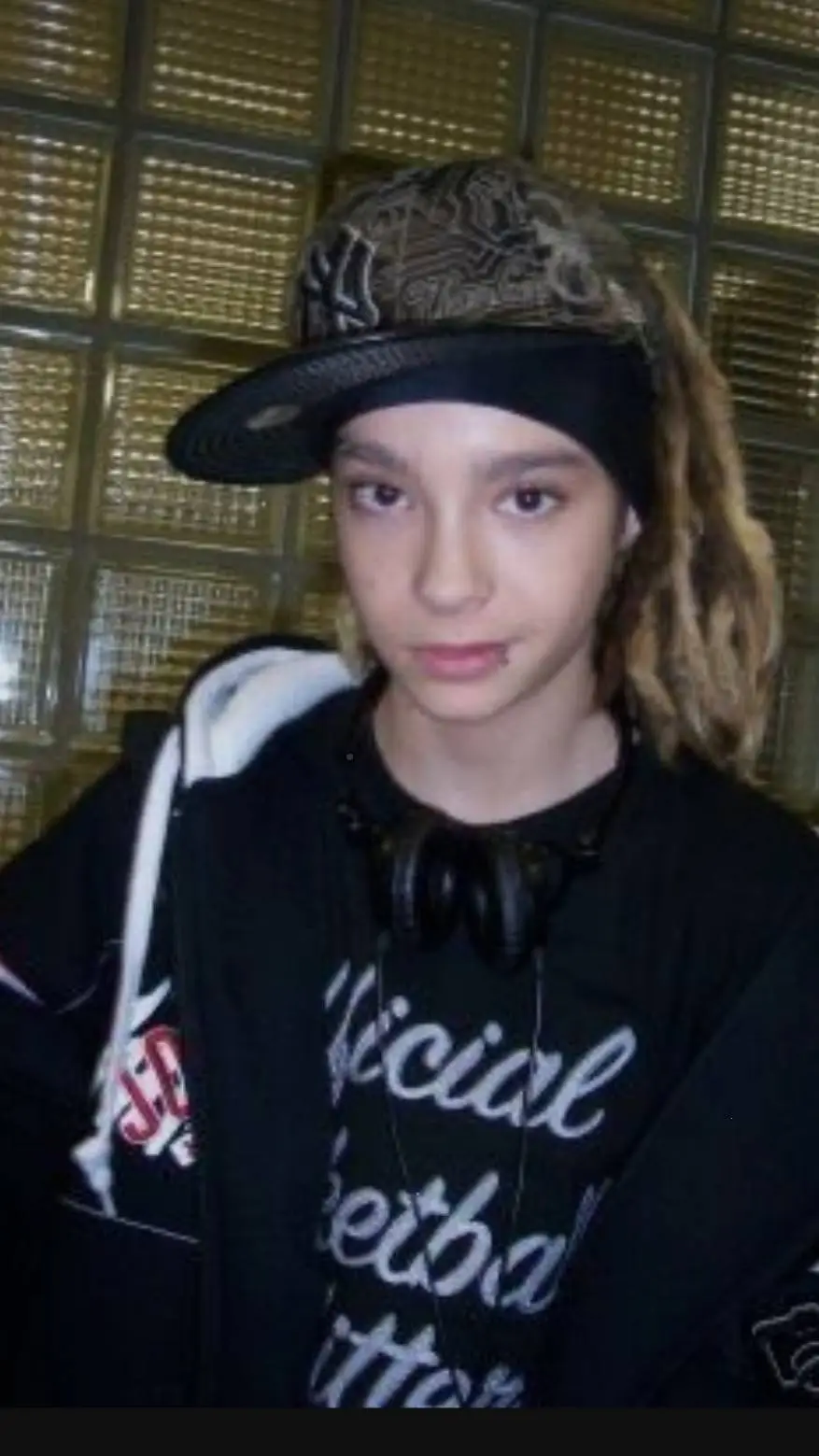 ai character: Tom Kaulitz background