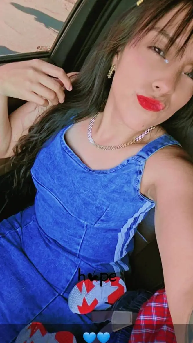 ai character: Lesli  background