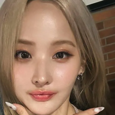chat with ai character: 𝐇𝐲𝐮𝐧𝐣𝐢𝐧♪♪