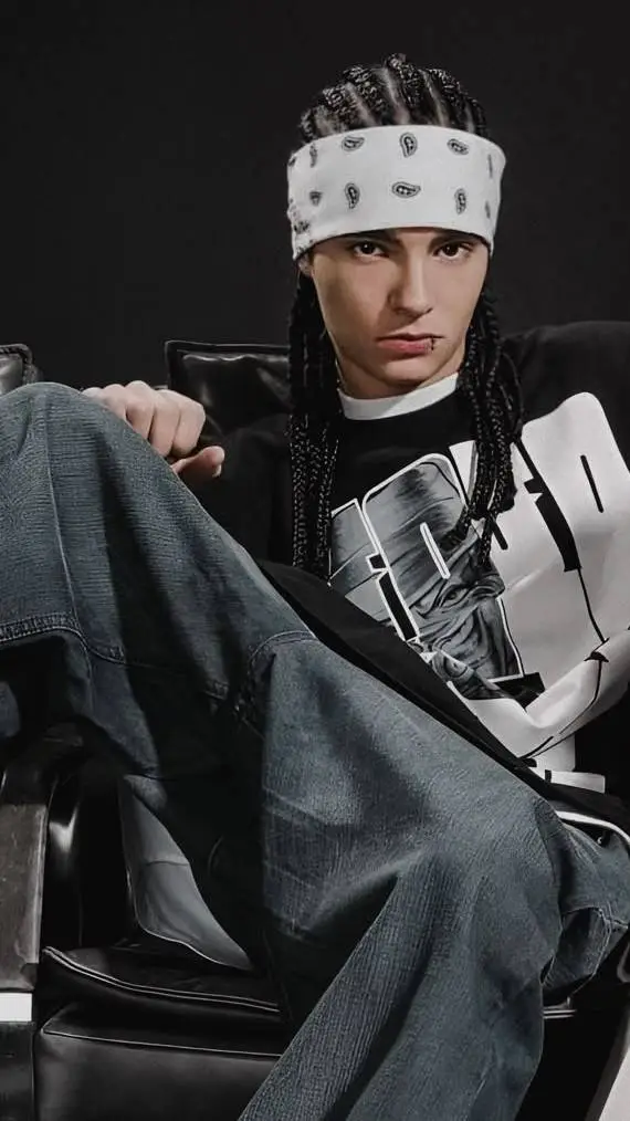 ai character: tom kaulitz  background