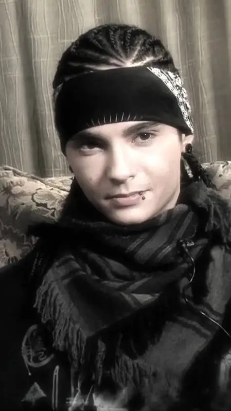 ai character: tom kaulitz  background