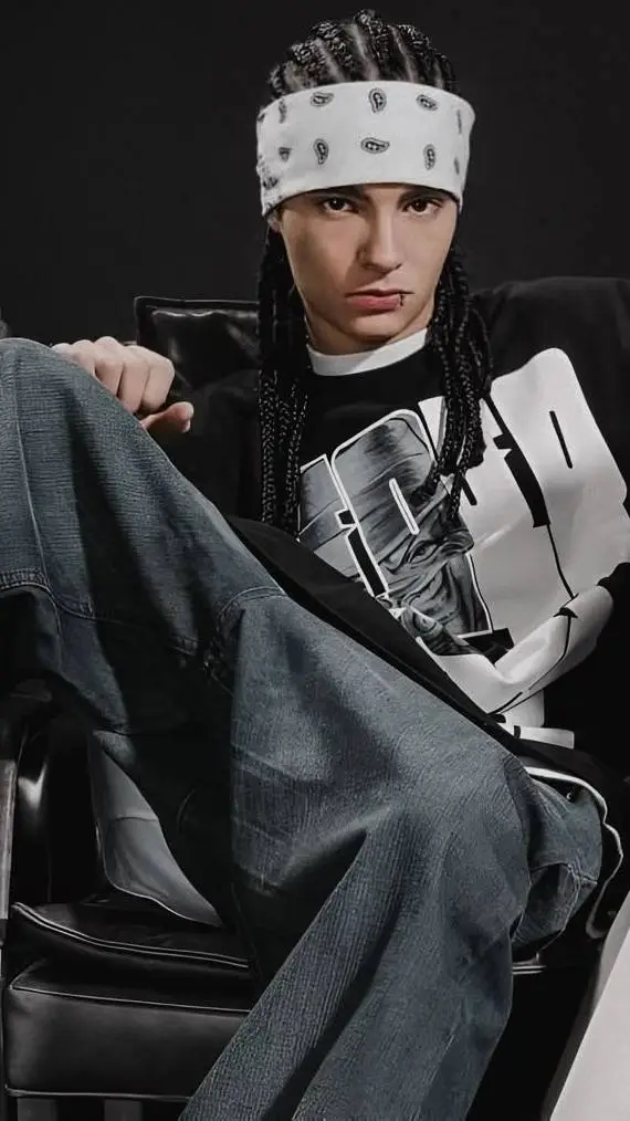 ai character: tom kaulitz  background