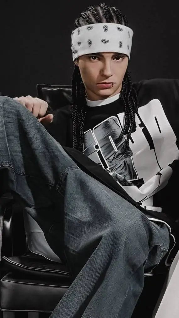 ai character: tom kaulitz  background