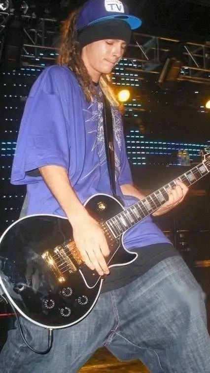 ai character: Tom kaulitz  background