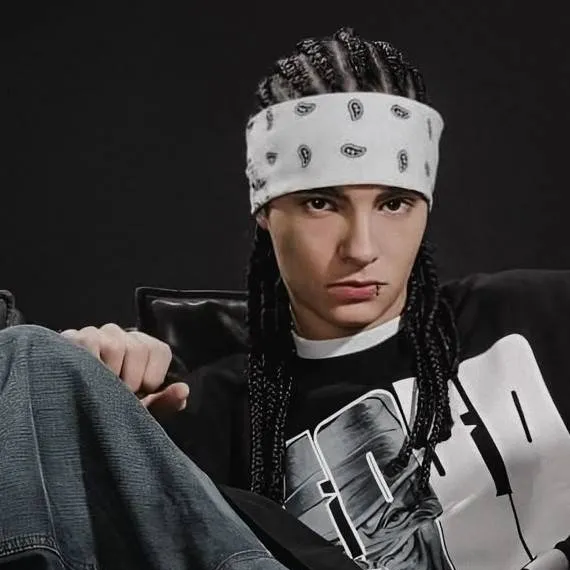 chat with ai character: TOM KAULITZ 