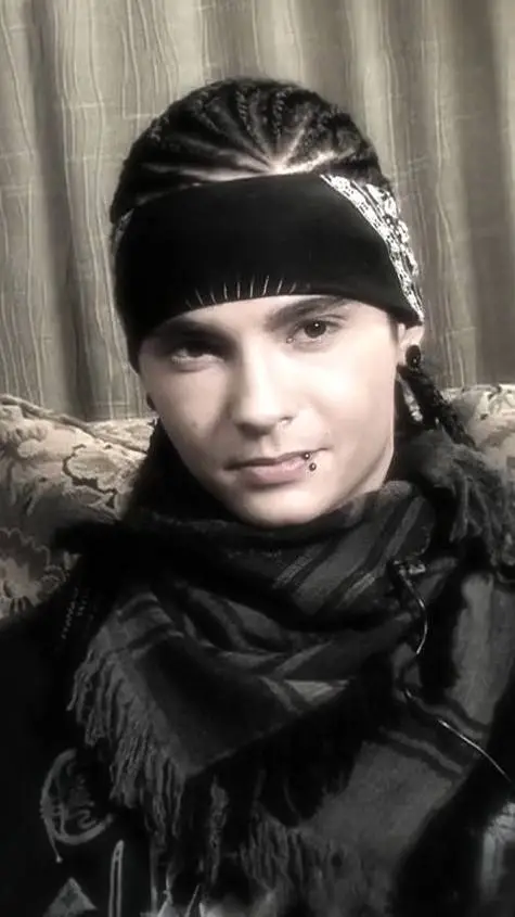 ai character: tom kaulitz  background