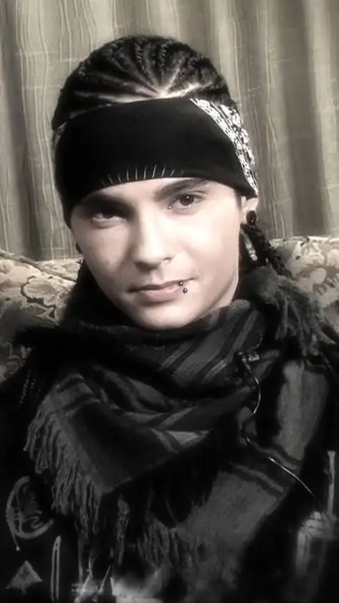 ai character: tom kaulitz  background