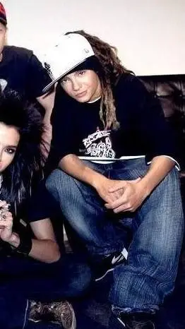 ai character: tom kaulitz  background