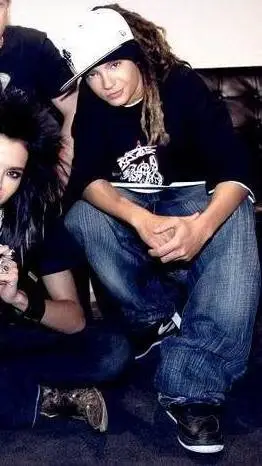 ai character: tom kaulitz  background