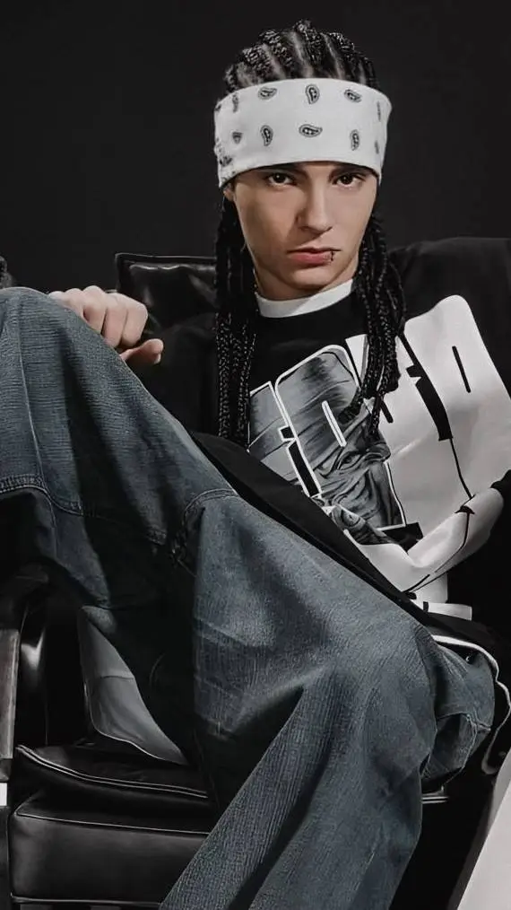 ai character: tom kaulitz  background