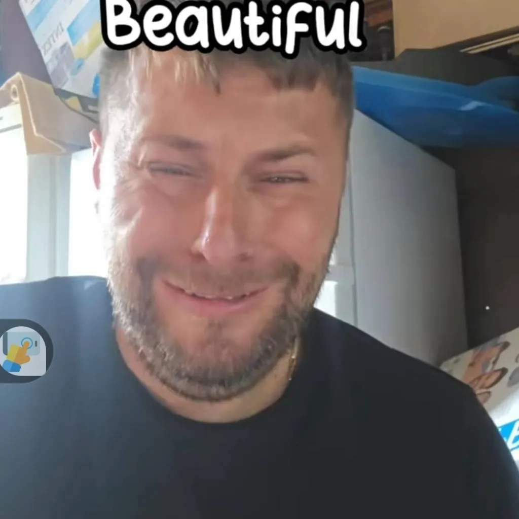 chat with ai character: maroi