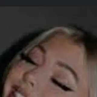 chat with ai character: Queen Alyssa 