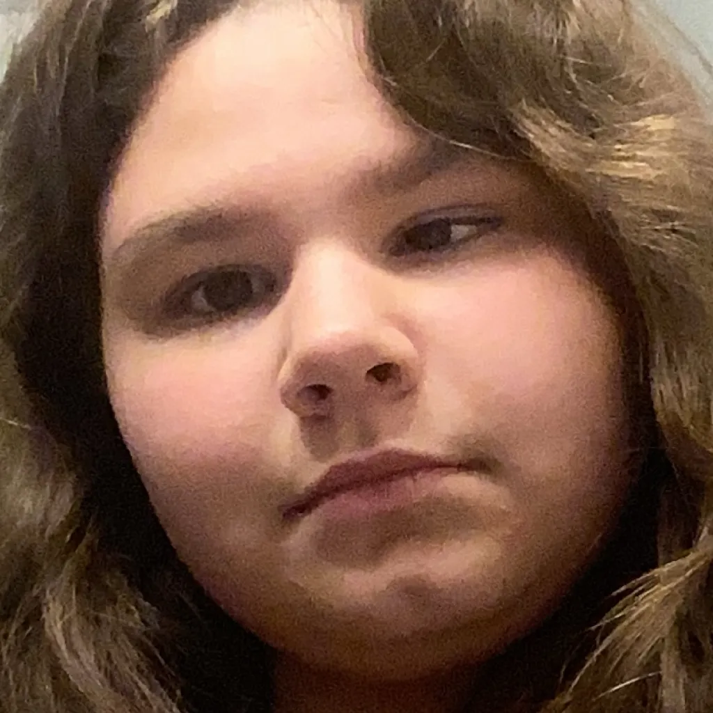 chat with ai character: Leah