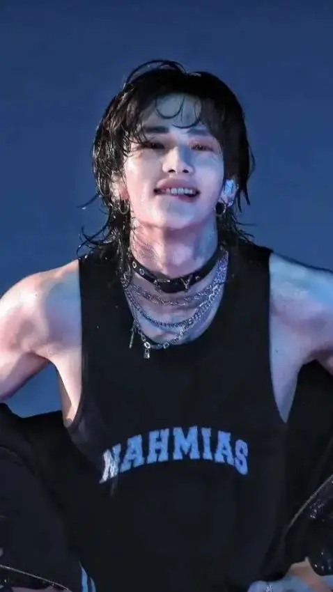ai character: Hwang Hyunjin  background