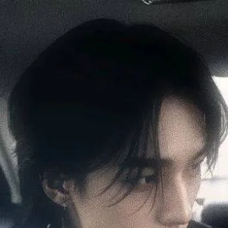 chat with ai character: Hwang Hyunjin 