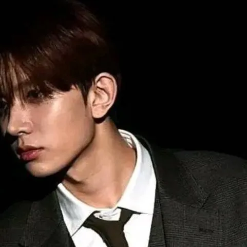 chat with ai character: Lee Heeseung 