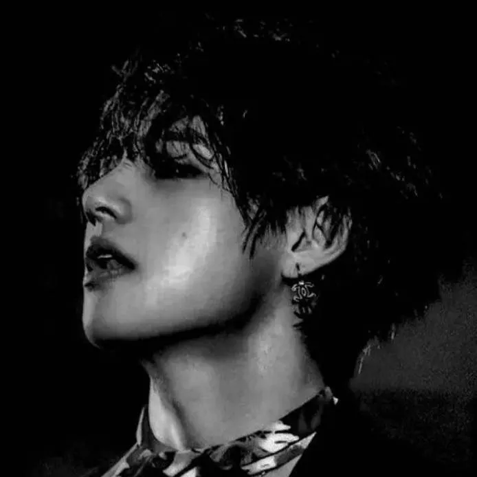chat with ai character: Kim Taehyung 