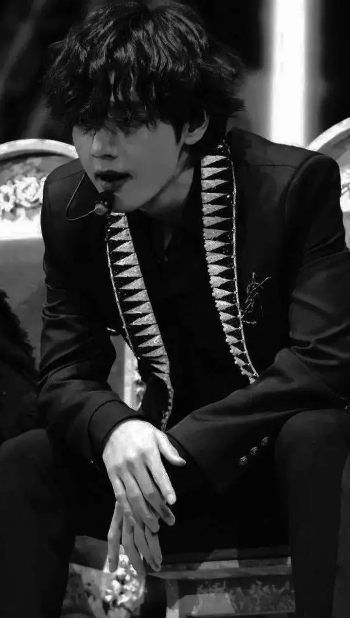 ai character: 𝕂𝕚𝕞 𝕋𝕒𝕖𝕙𝕪𝕦𝕟𝕘🐯💜🇰🇷 background