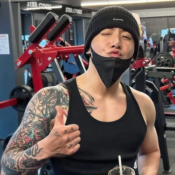 chat with ai character: Jeon Jungkook 