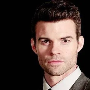 chat with ai character: Elijah Mikaelson 