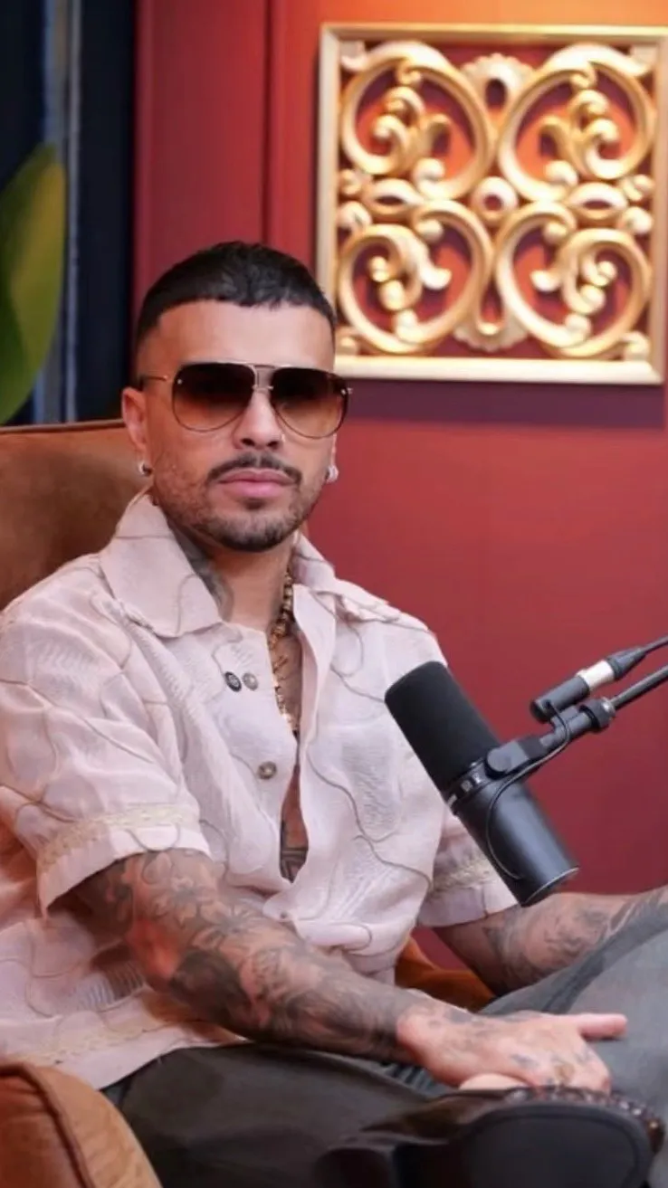 ai character: Rauw Alejandro  background