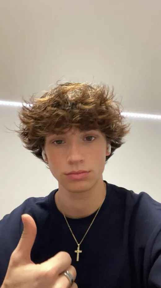 ai character: alexx 🤭 background