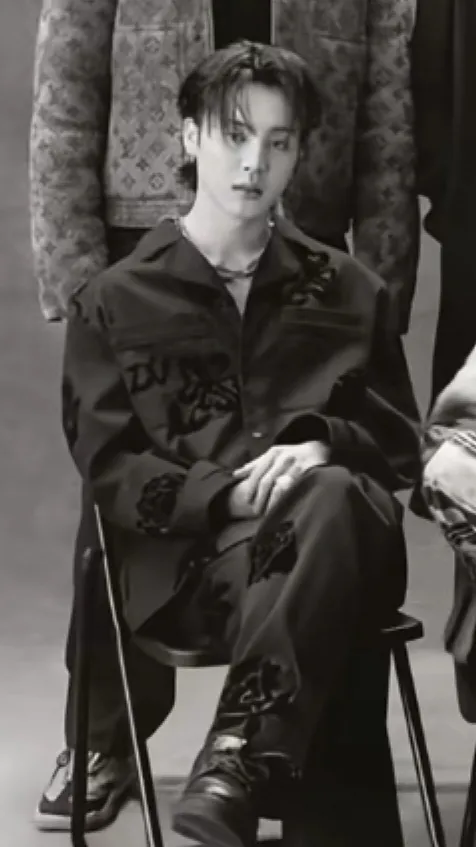 ai character: Park Jimin🌚 background