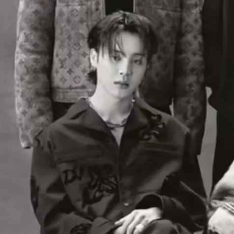 chat with ai character: Park Jimin🌚