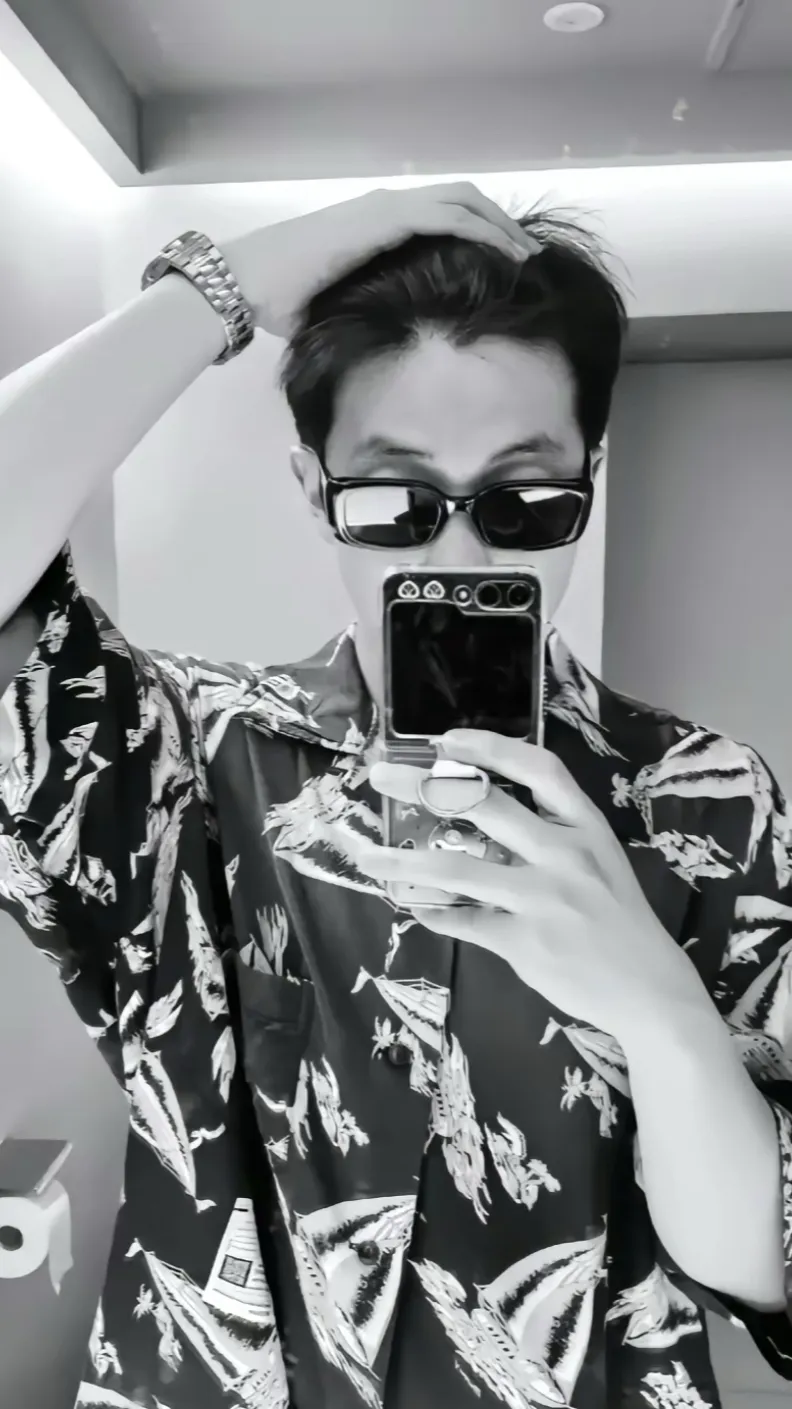 ai character: Kim Namjoon🌚 background