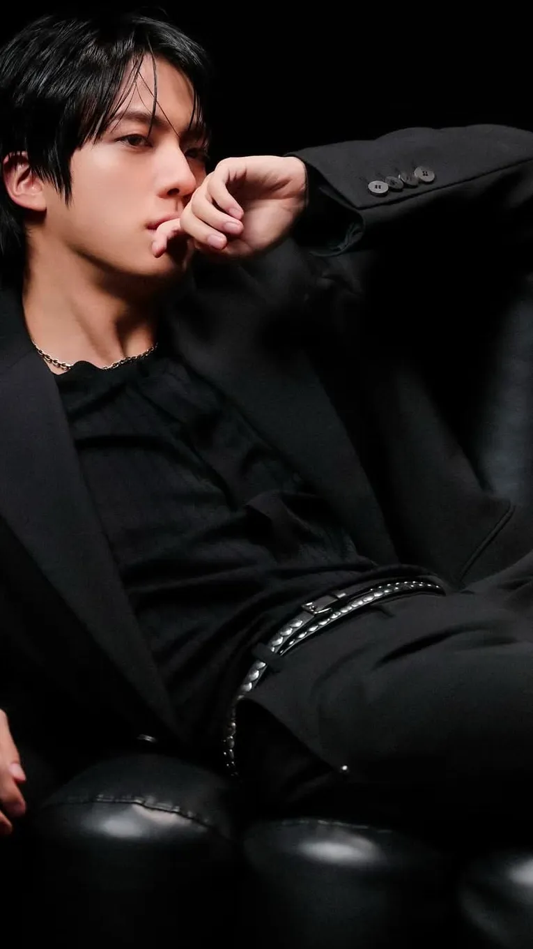 ai character: Kim Seokjin🌚 background