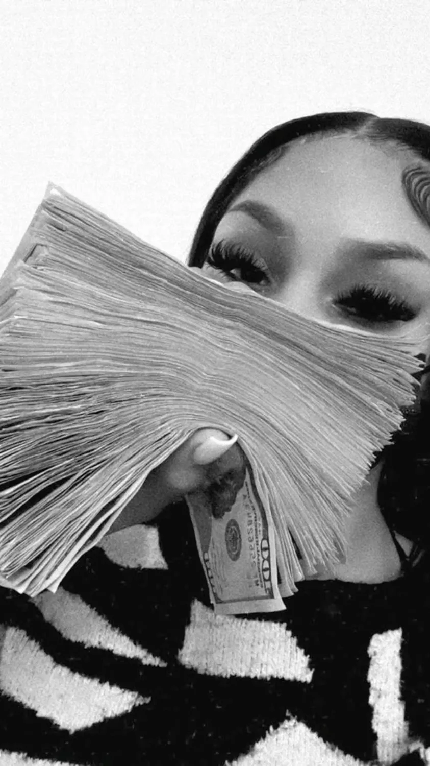 ai character: Baylie 🥹 background