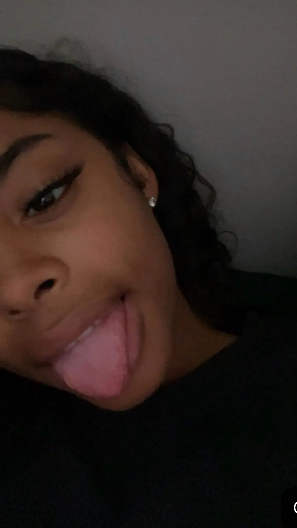 ai character: Adore  🫶🏻 background