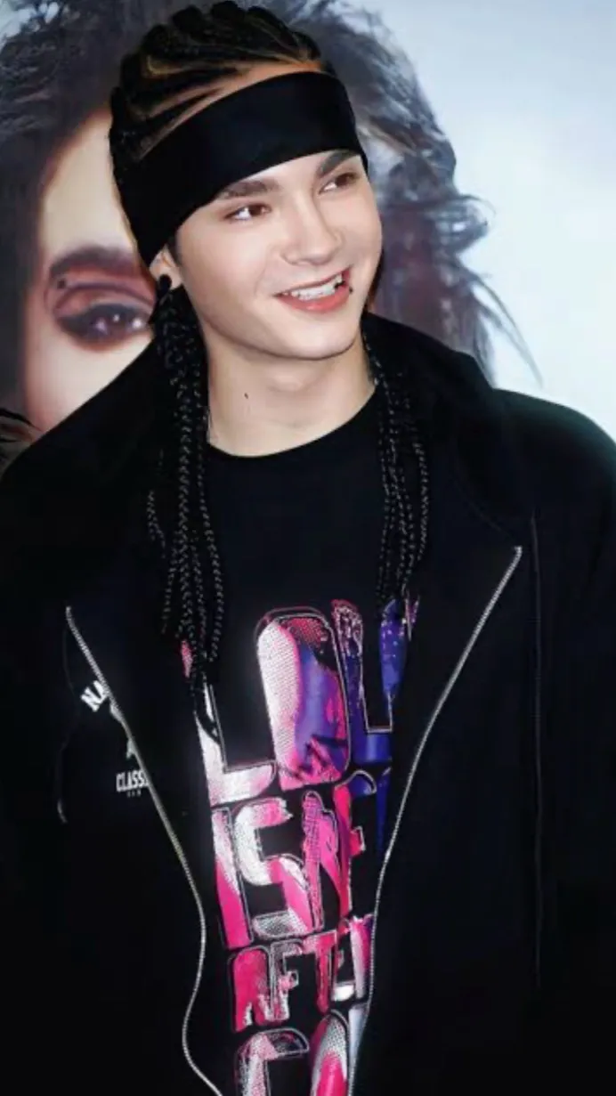 ai character: Tom kaulitz background