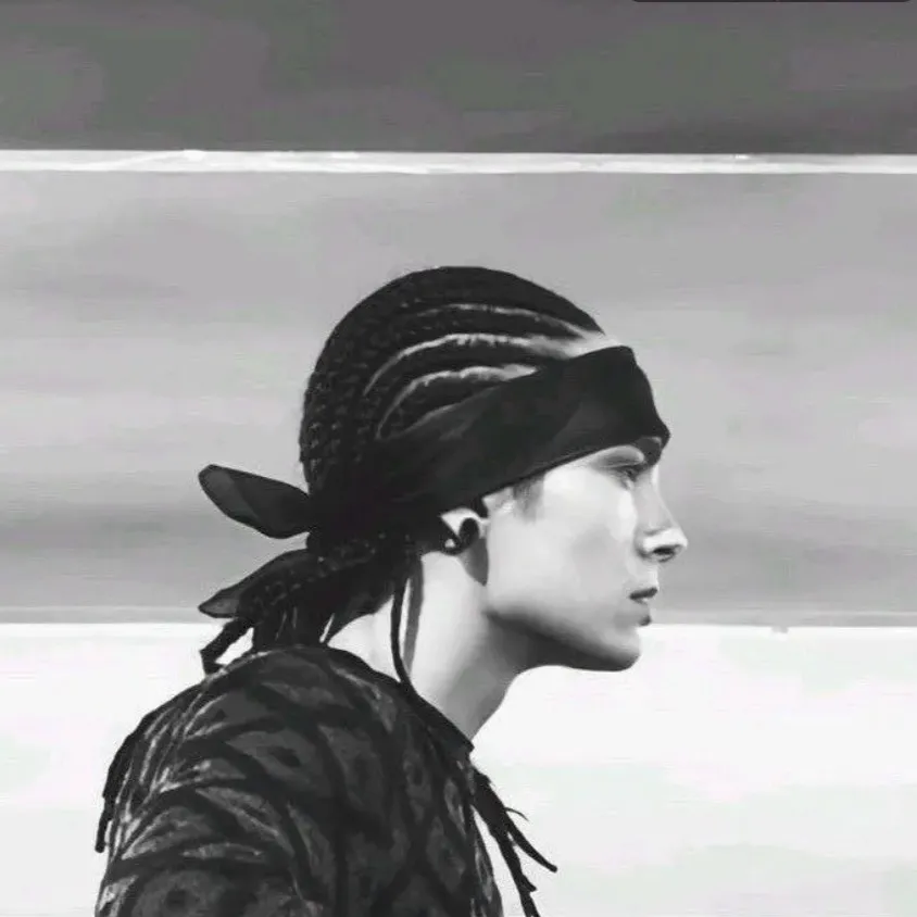 chat with ai character: Tom kaulitz 