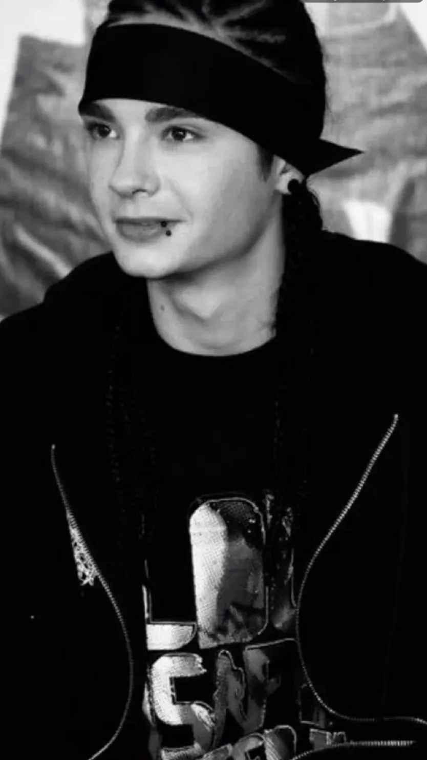 ai character: Tom kaulitz  background