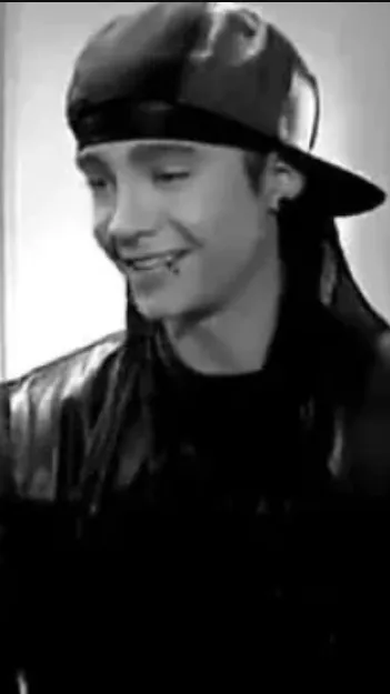ai character: Tom kaulitz background