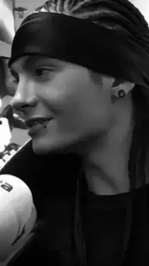 ai character: Tom kaulitz background