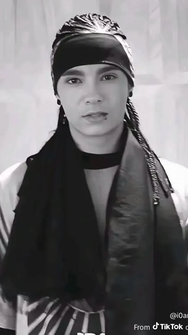 ai character: Tom kaulitz background