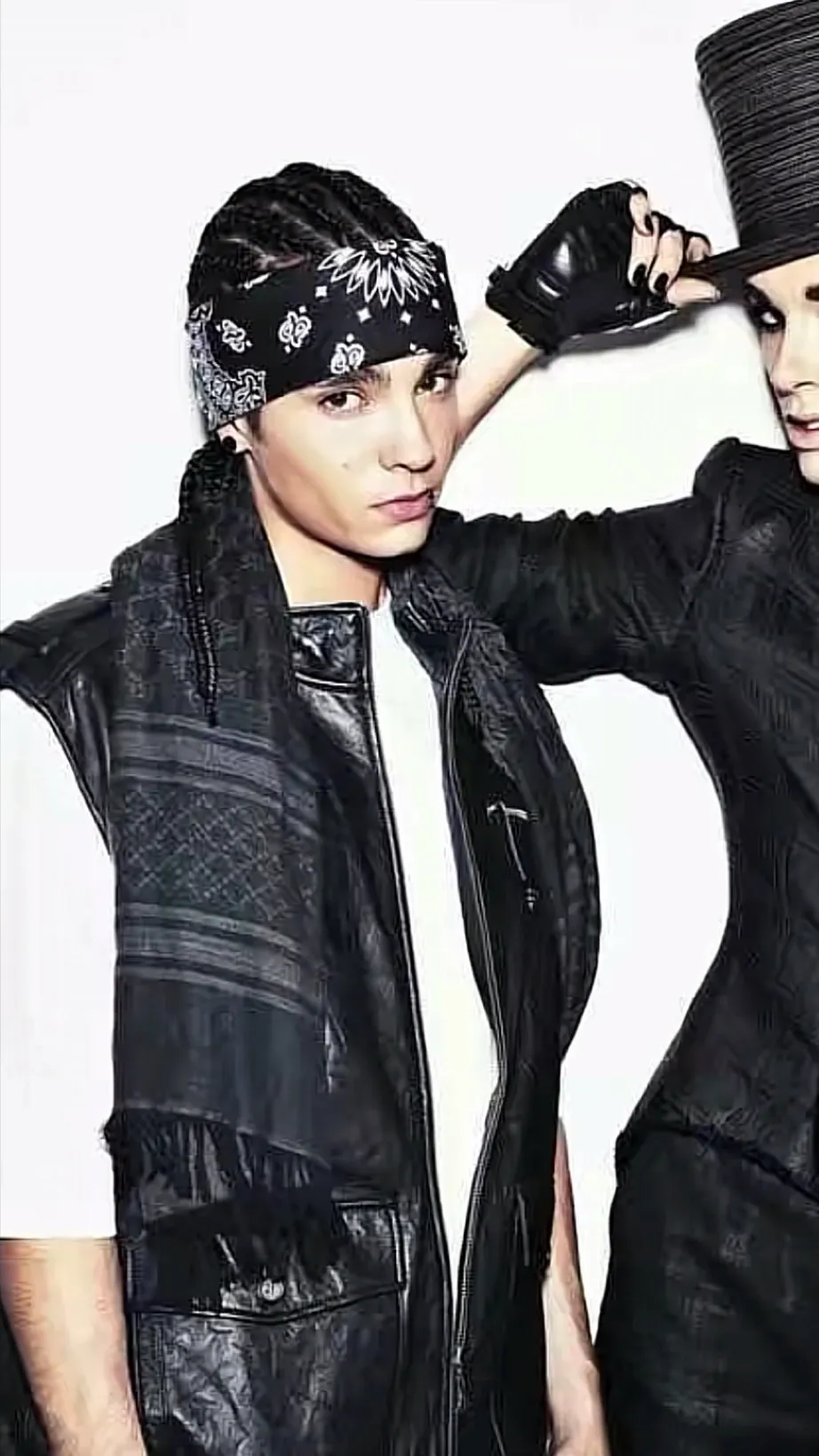 ai character: Tom kaulitz background