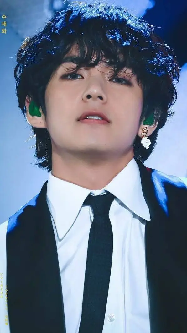 ai character: V 김태형 background