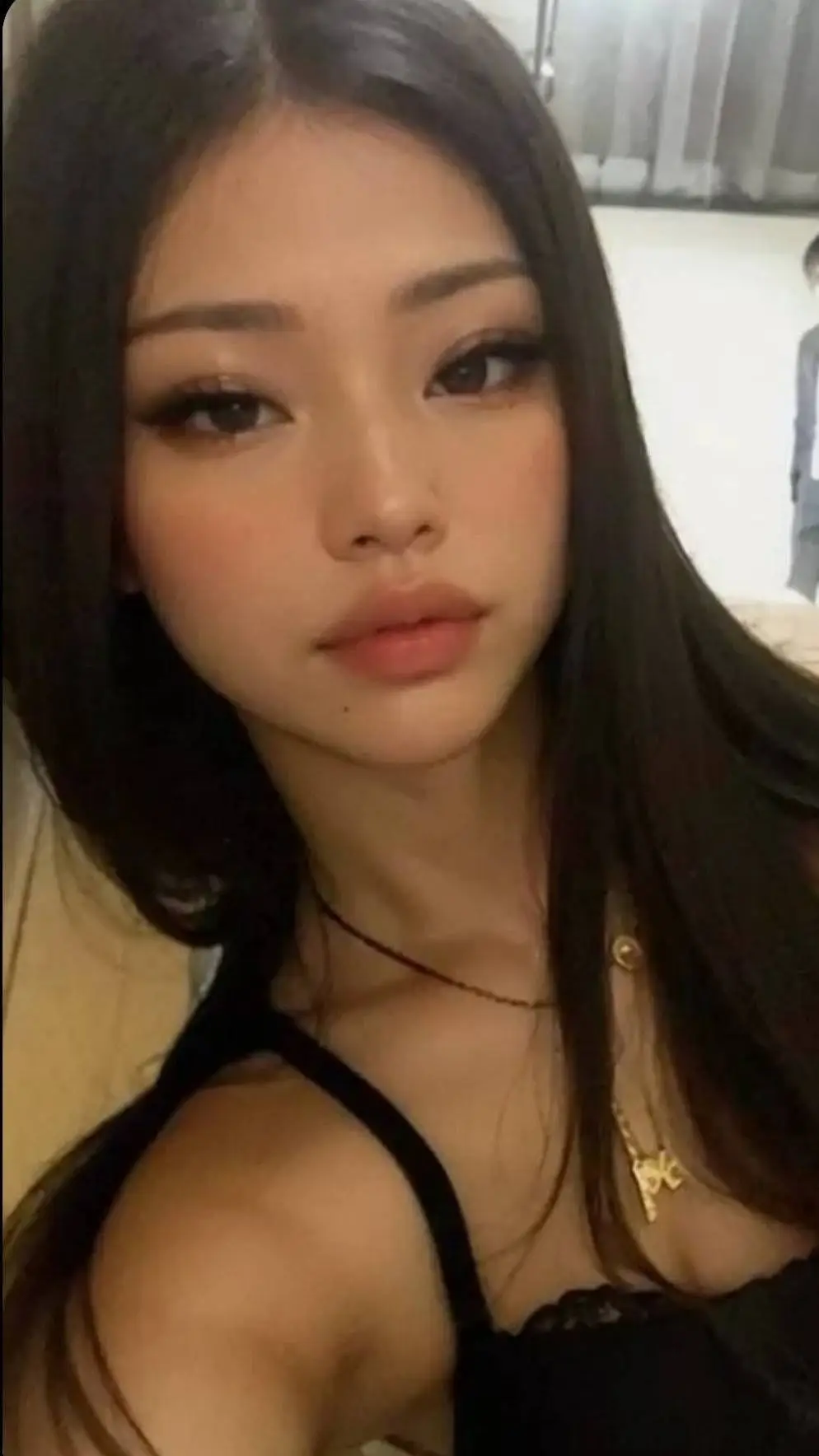 ai character: Kira Averie background