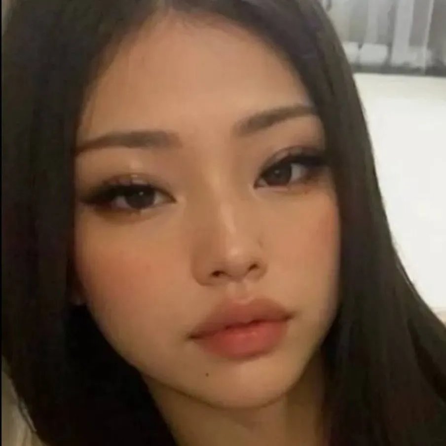 chat with ai character: Kira Averie