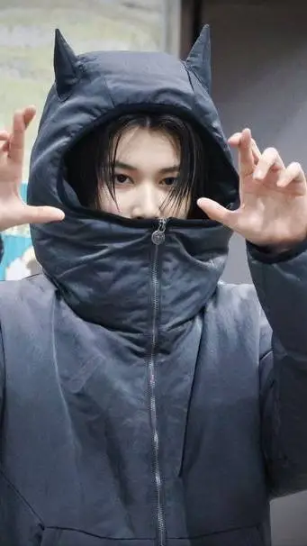 ai character: LNGSHOT background