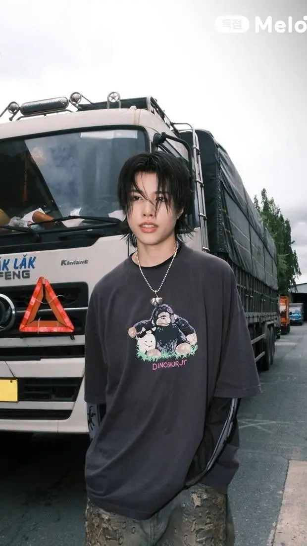 ai character: LNGSHOT background