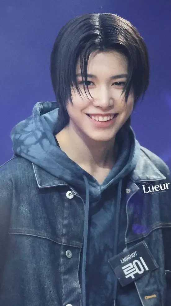 ai character: LNGSHOT background