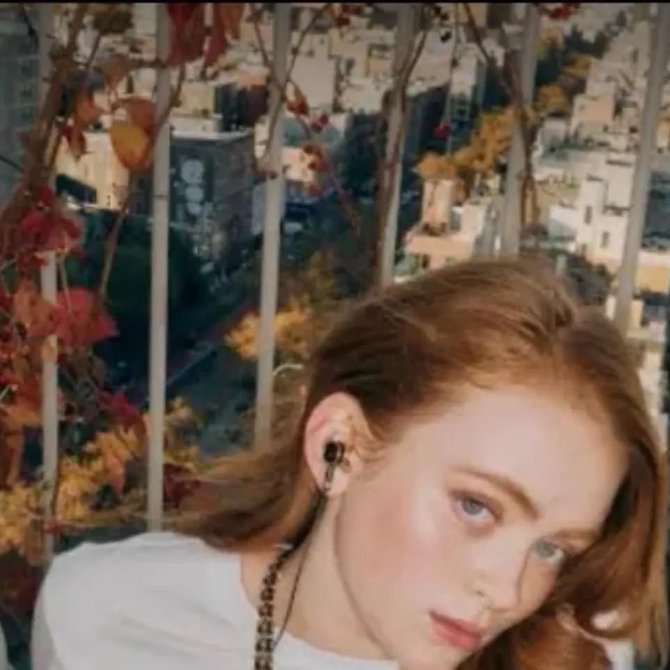 chat with ai character: Sadie sink